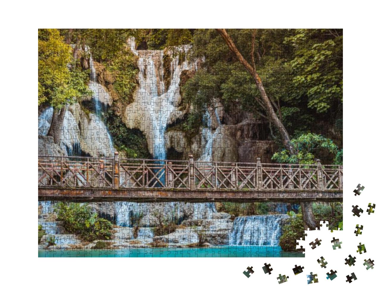 Puzzle 1000 Teile „Alte Brücke vor dem Kuangsi Wasserfall in Luang Prabang, Laos“