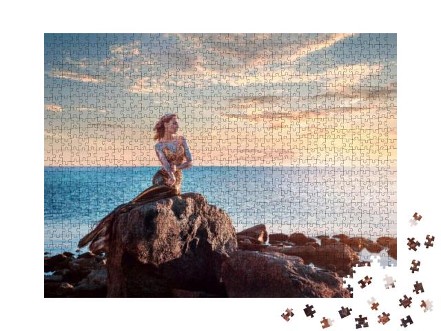 Puzzle 1000 Teile „Bezaubernde Meerjungfrau auf einem Felsen im Sonnenuntergang“