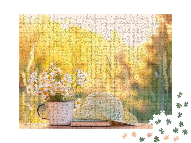 Puzzle 1000 Teile „Gänseblümchenstrauß neben Buch und Strohhut“