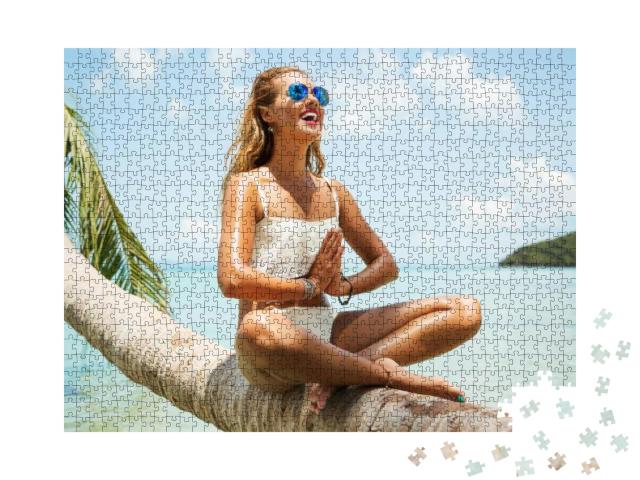 Puzzle 1000 Teile „Sommer-Lifestyle-Porträt: Junge Frau im tropischen Paradies“