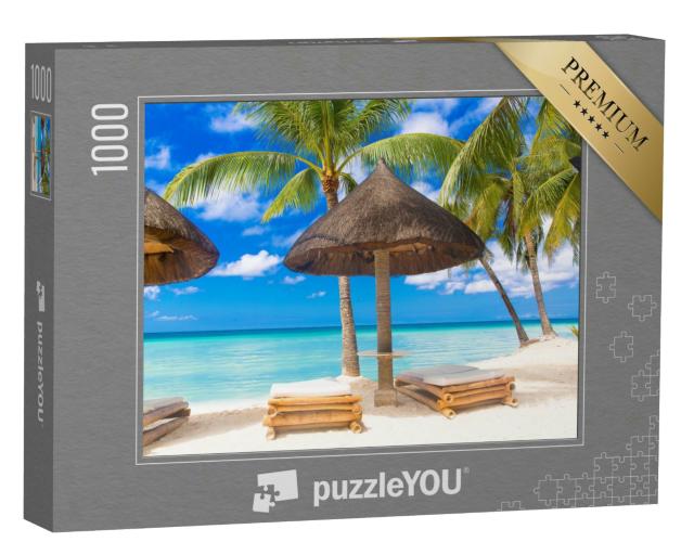 Puzzle 1000 Teile „Sonnenschirm und Strandliegen unter den Palmen am tropischen Strand“