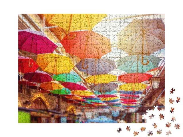 Puzzle 1000 Teile „Regenschirme über den Straßen von Limassol, Zypern“
