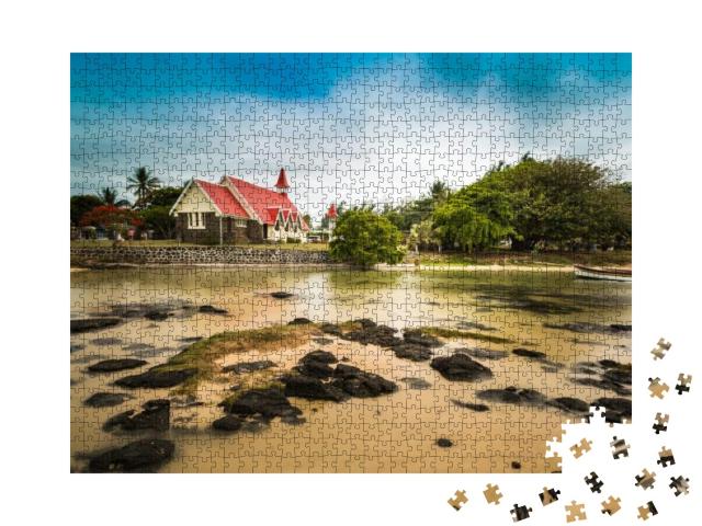 Puzzle 1000 Teile „Notre Dame Auxiliatrice: Kirche mit rotem Dach am Cap Malheureux, Mauritius“