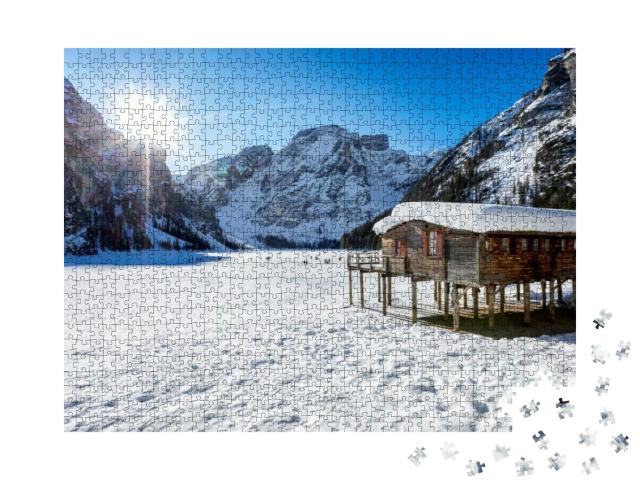 Puzzle 1000 Teile „Pragser Wildsee an einem kalten Wintermorgen mit Schnee, Italien“