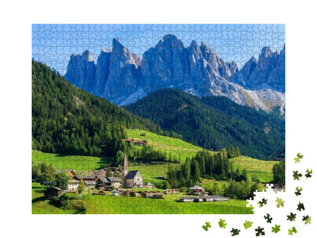 Puzzle 1000 Teile „Grünes Tal Santa Maddalena mit Dorfkirche, Italien“