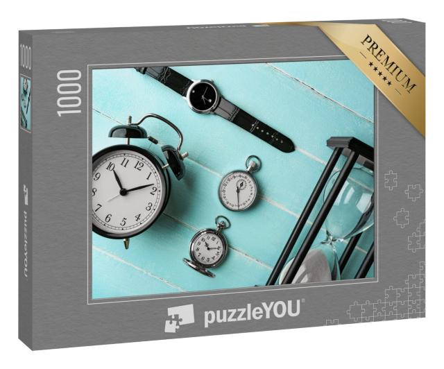Puzzle 1000 Teile „Verschiedene Uhren auf einem hellblauen Tisch“