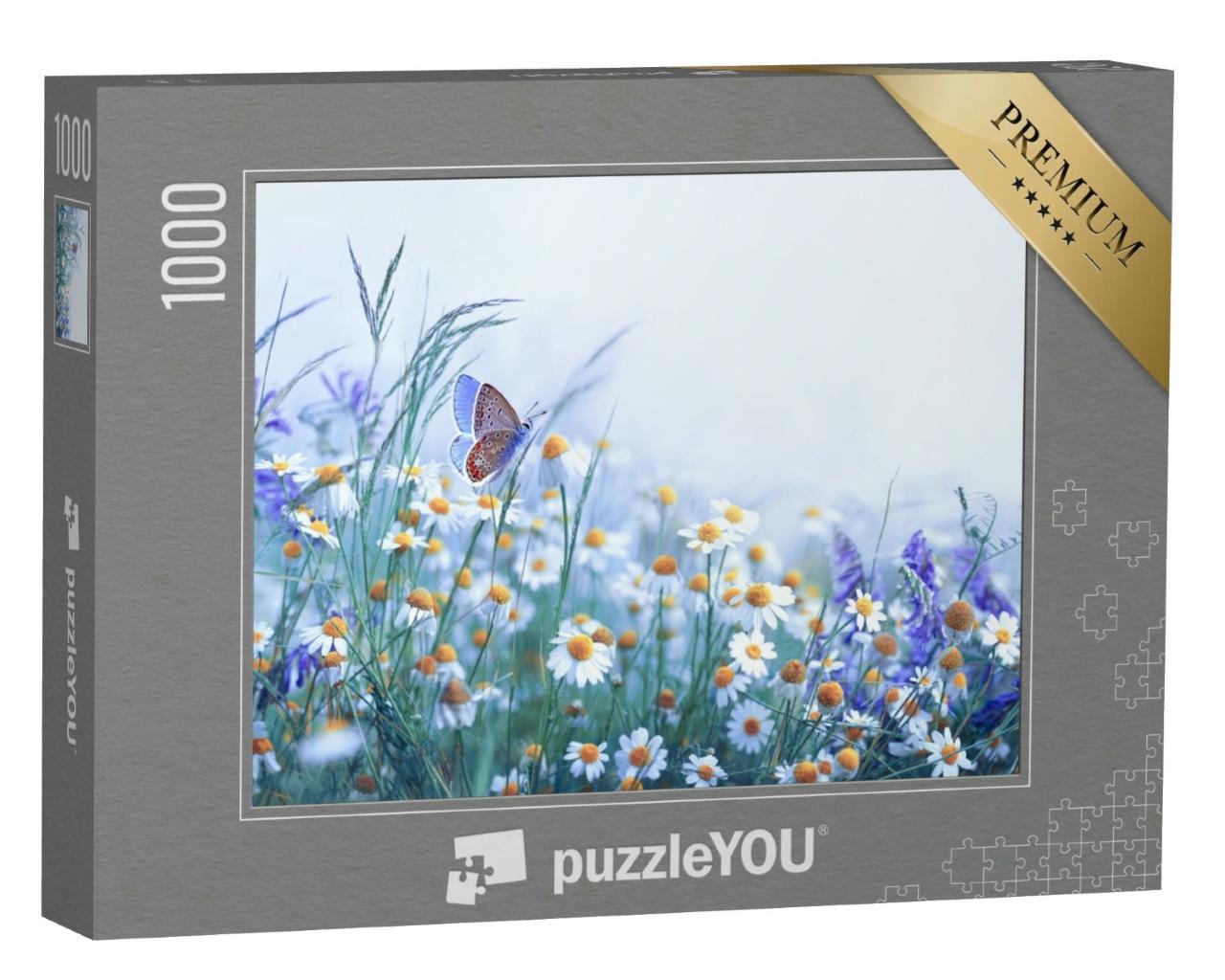 Puzzle 1000 Teile „Wildblumenwiese mit Schmetterling am nebligen Morgen“