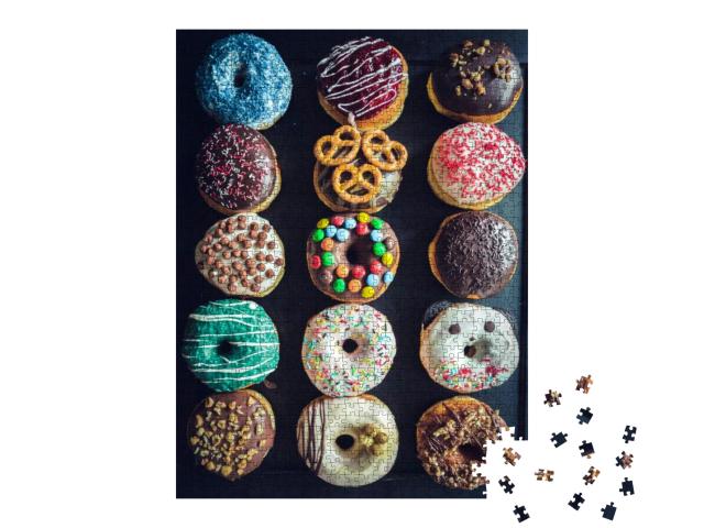 Puzzle 1000 Teile „Süße glasierte Donuts werden auf dem Tisch serviert“