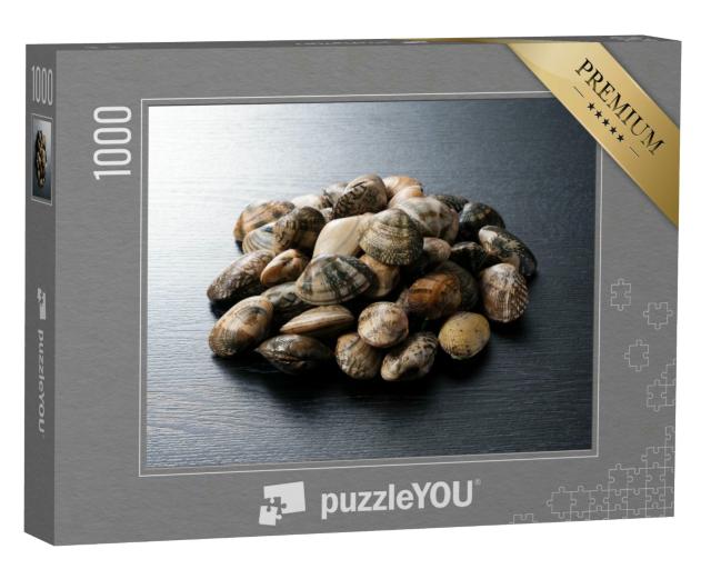 Puzzle 1000 Teile „Asari-Muscheln auf schwarzem Hintergrund“