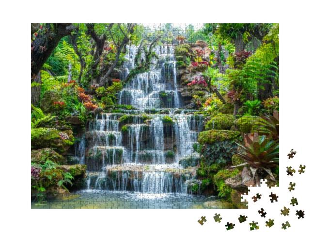Puzzle 1000 Teile „Wasserfall in einem Garten in der Provinz Sakon Nakhon, Thailand“