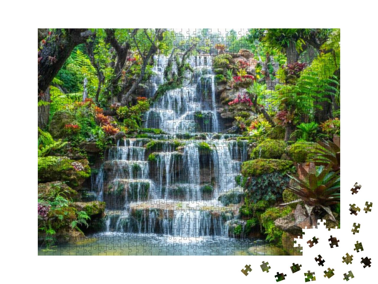 Puzzle 1000 Teile „Wasserfall in einem Garten in der Provinz Sakon Nakhon, Thailand“