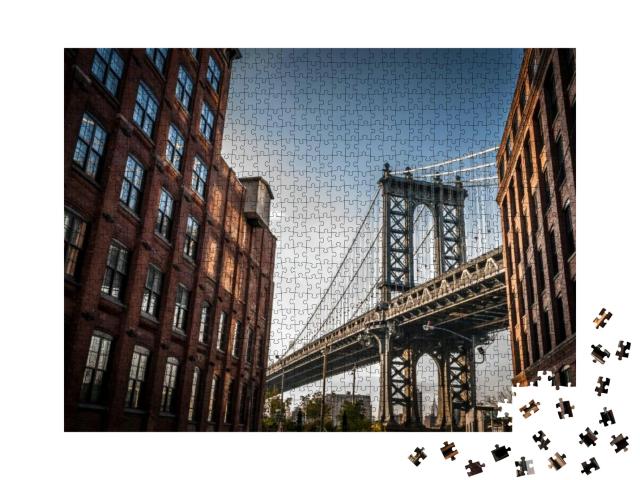 Puzzle 1000 Teile „Manhattan-Brücke von einer schmalen Gasse aus gesehen, Sommer in New York“