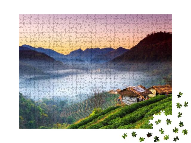 Puzzle 1000 Teile „Sonnenaufgang im Nebel, Teeplantage, Chiang Mai, Thailand“
