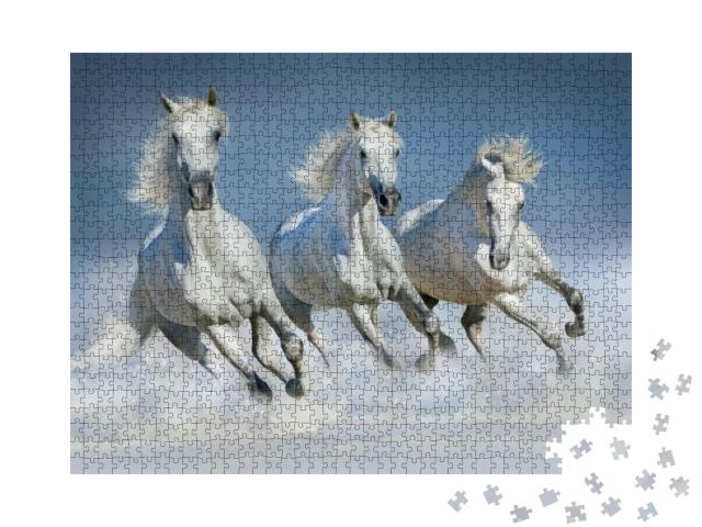Puzzle 1000 Teile „Gruppe von arabischen Pferden läuft im Galopp durch den Schnee“