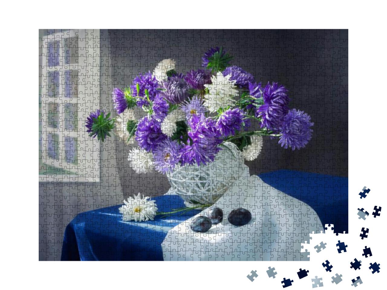 Puzzle 1000 Teile „Stillleben mit weißen und violetten Astern auf einer blauen Tischdecke“