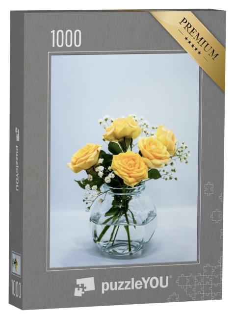 Puzzle 1000 Teile „Pfirsichrosen und weiße Schleierkrautblüten in einer Vase“