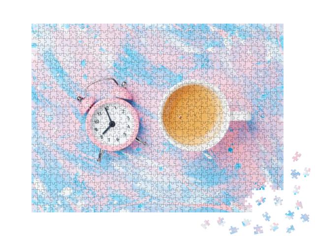 Puzzle 1000 Teile „Eine Tasse Kaffee und Wecker auf einem Schreibtisch“