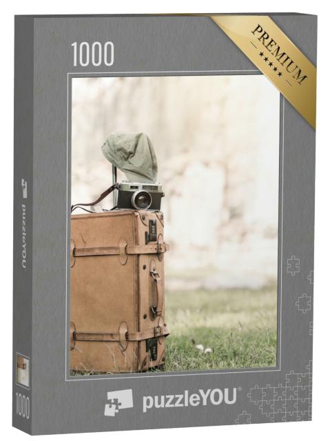 Puzzle 1000 Teile „Vintage-Kamera auf einer alten Gepäcktasche im Gras“