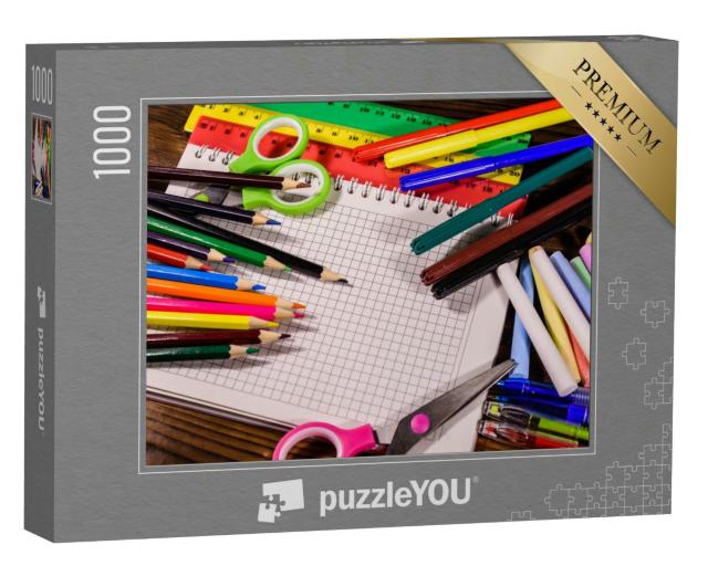 Puzzle 1000 Teile „Schulsachen auf dunklem Holztisch“