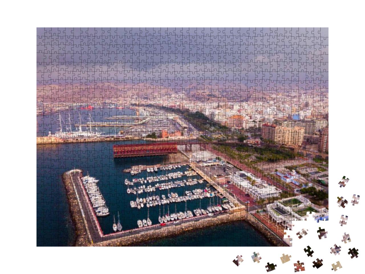 Puzzle 1000 Teile „Der Hafen von Almeria, im Hintergrund die Stadt und Berge“