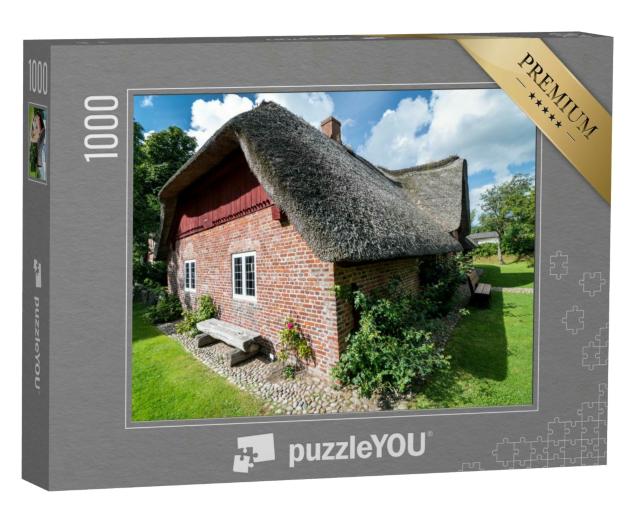 Puzzle 1000 Teile „Traditionelles Bauernhaus mit Reetdach in Norddeutschland “