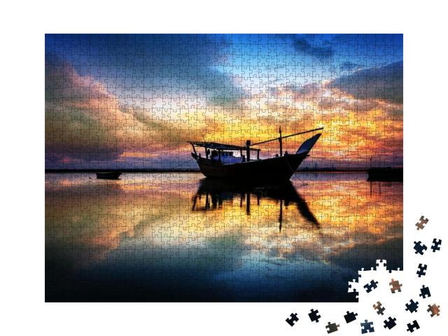 Puzzle 1000 Teile „Fischerboot im stimmungsvollen Sonnenuntergang, Dammam, Saudi-Arabien“