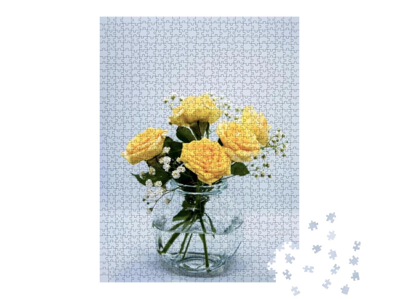 Puzzle 1000 Teile „Pfirsichrosen und weiße Schleierkrautblüten in einer Vase“