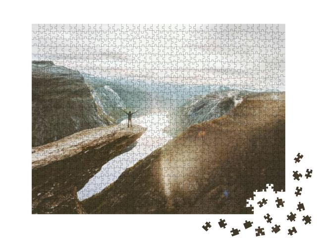 Puzzle 1000 Teile „Ein glücklicher Mann auf den Trolltunga Klippen, Norwegen“