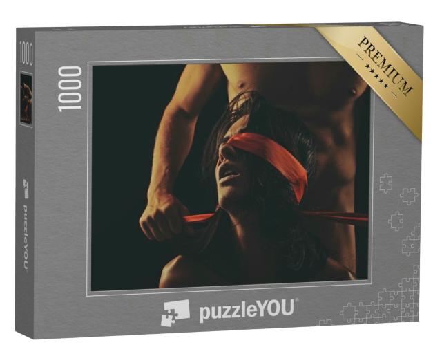 Puzzle 1000 Teile „Leidenschaftliches Paar beim erotischen Spiel mit Augenbinde“