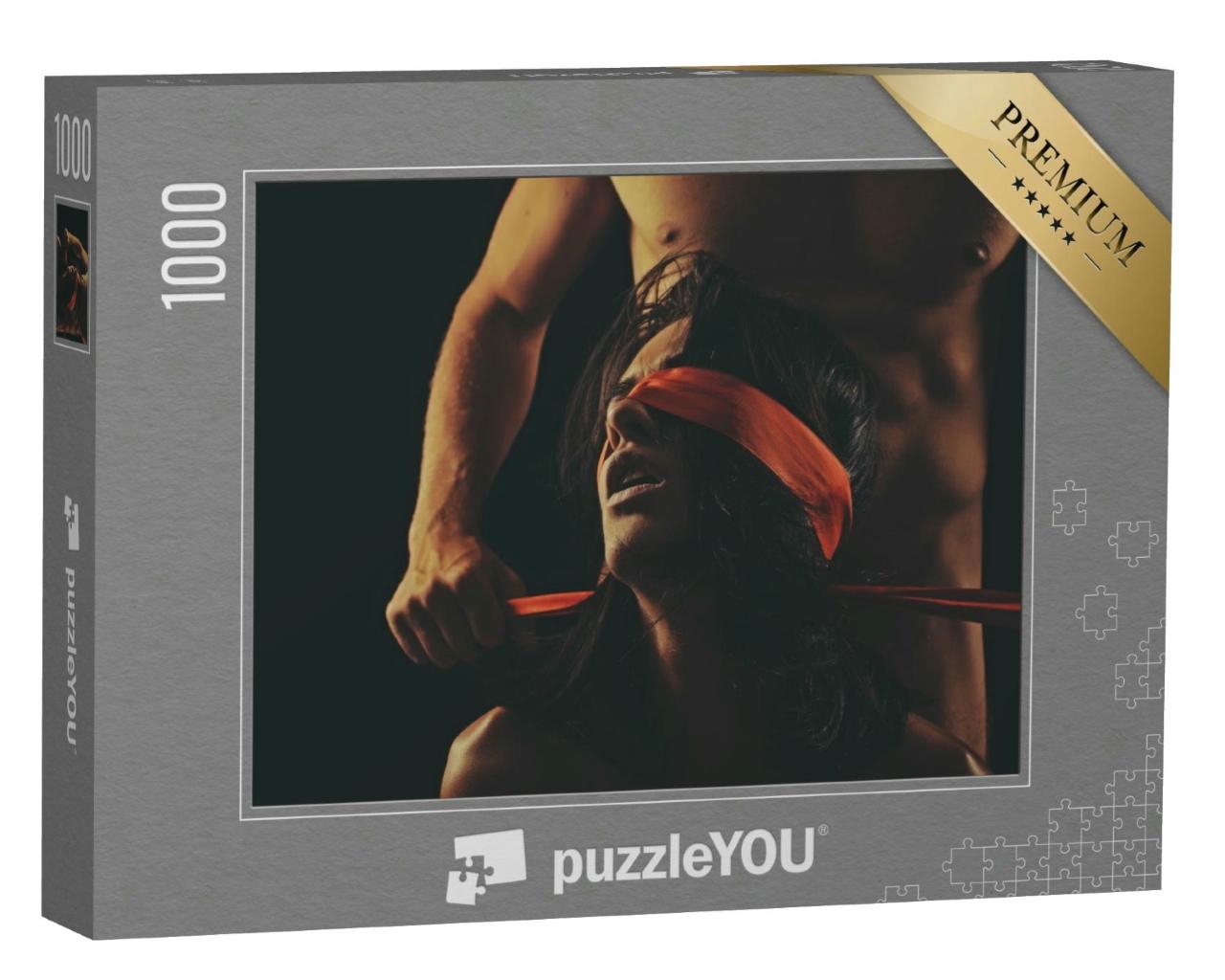 Puzzle 1000 Teile „Leidenschaftliches Paar beim erotischen Spiel mit Augenbinde“