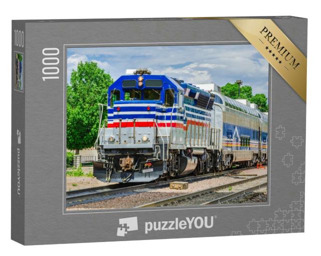 Puzzle 1000 Teile „Eine bunte Diesellokomotive unter bewölktem Himmel“