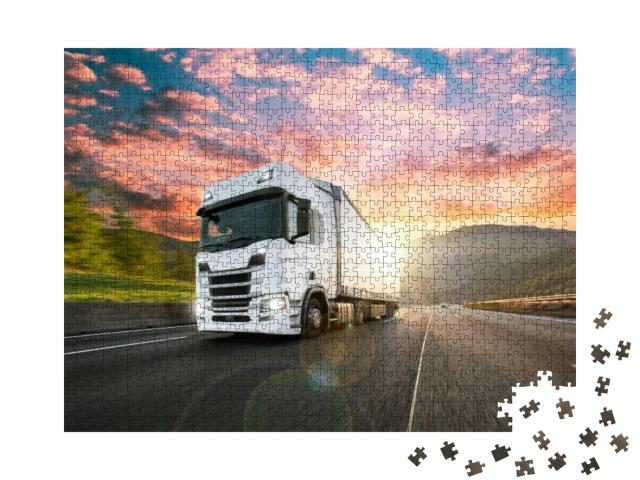 Puzzle 1000 Teile „Weißer LKW mit Container auf der Autobahn “