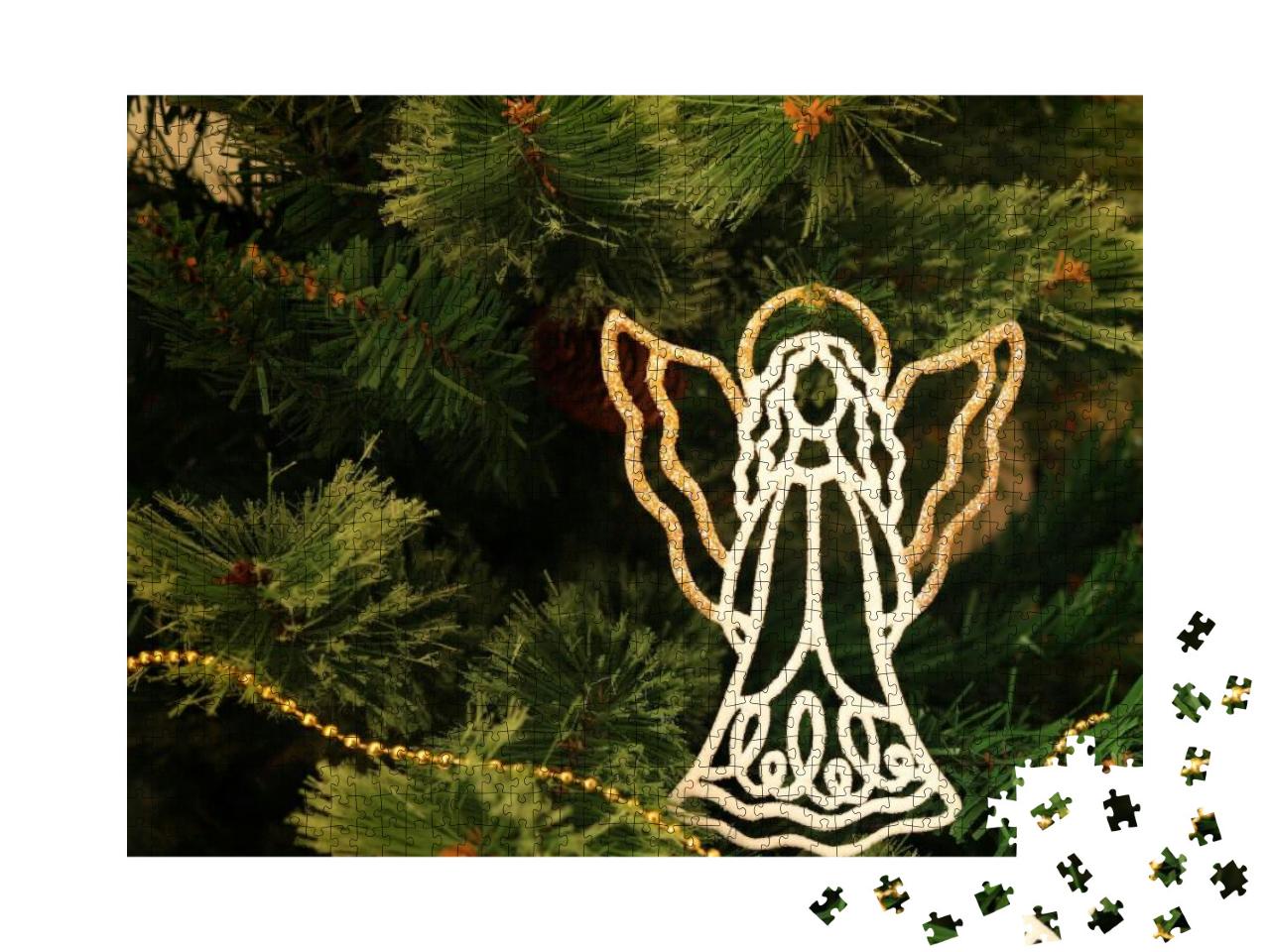 Puzzle 1000 Teile „An einem Weihnachtsbaum hängt ein Spielzeug-Engel“