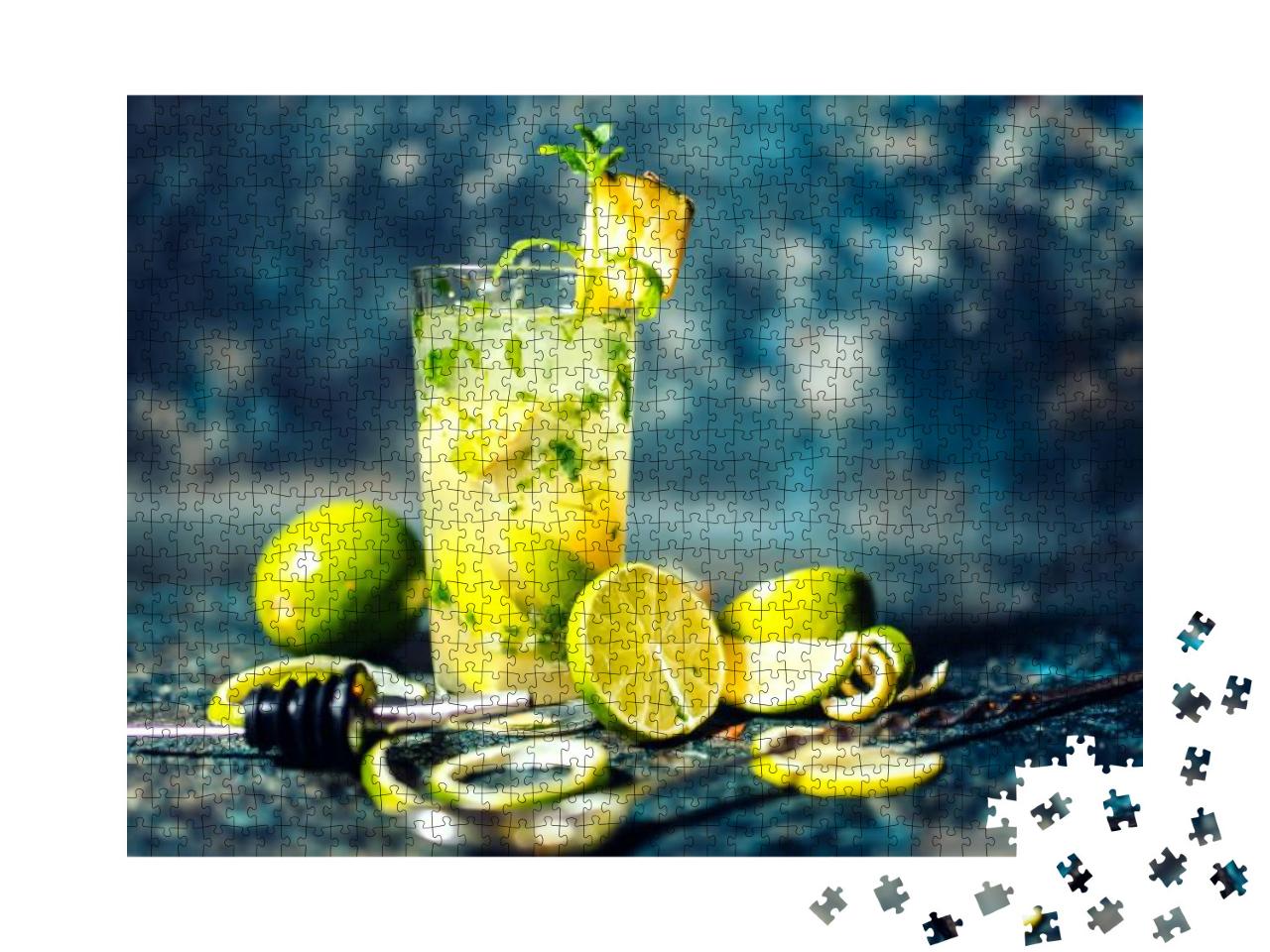 Puzzle 1000 Teile „Gin-Limetten-Cocktail mit Ananas und Eis vom Barkeeper kalt serviert“
