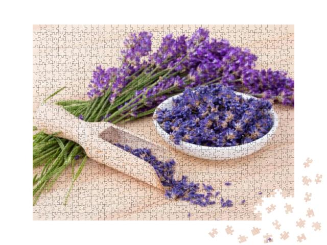 Puzzle 1000 Teile „Porzellanschale mit getrockneten Lavendelblüten und Lavendelbouquet“