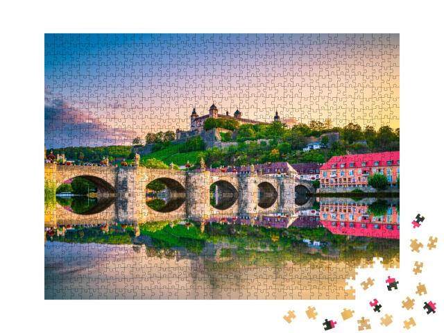 Puzzle 1000 Teile „Festung Marienberg und die alte Brücke im Sonnenuntergang, Würzburg“