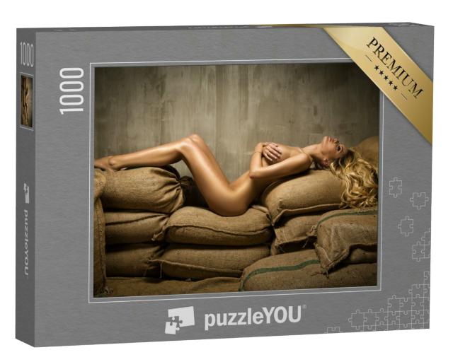 Puzzle 1000 Teile „Sexy nackte Frau auf groben Jutesäcken“
