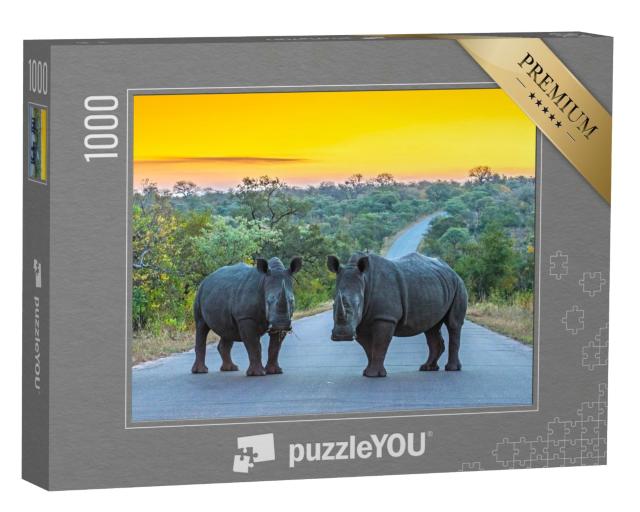 Puzzle 1000 Teile „Zwei Nashörner auf einer Straße bei Sonnenuntergang, Kruger Nationalpark, Südafrika“