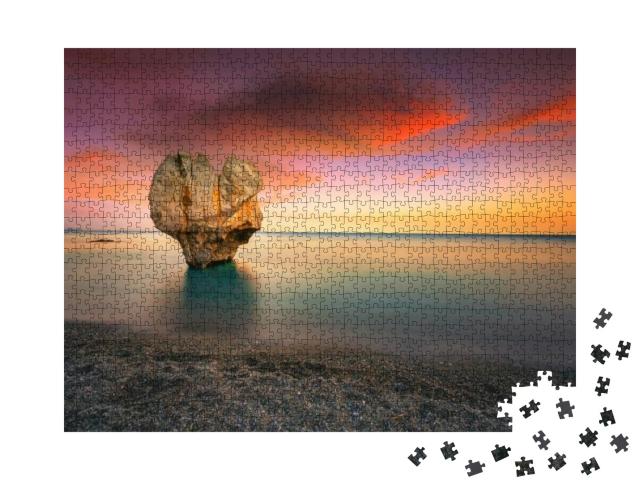 Puzzle 1000 Teile „Einsame Felsskulptur: Herzform, Preveli, Kreta, Griechenland“