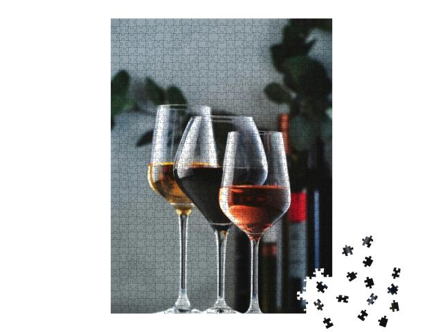 Puzzle 1000 Teile „Sortiment von Weinen in Weingläsern und Flaschen“