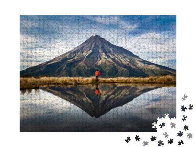 Puzzle 1000 Teile „Bergsteiger am Vulkan Taranaki, Neuseeland“