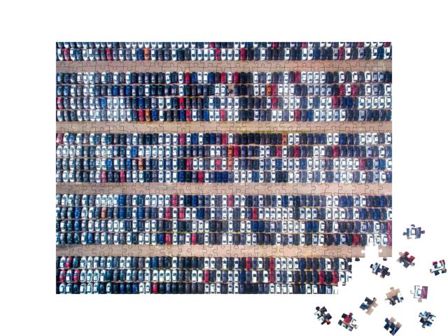 Puzzle 500 Teile „Luftaufnahme des Parkplatzes an einem Motorenwerk “