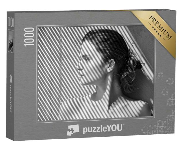 Puzzle 1000 Teile „Junge Frau vor dem Schatten einer Jalousie“