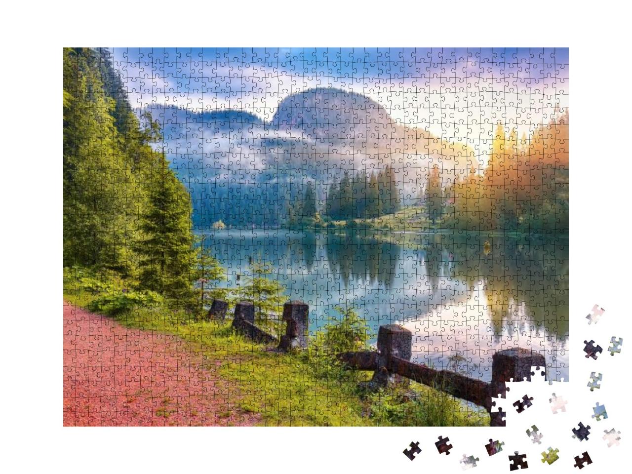 Puzzle 1000 Teile „Sommerblick auf den Bergsee Lacul Rosu in den Karpaten, Rumänien“