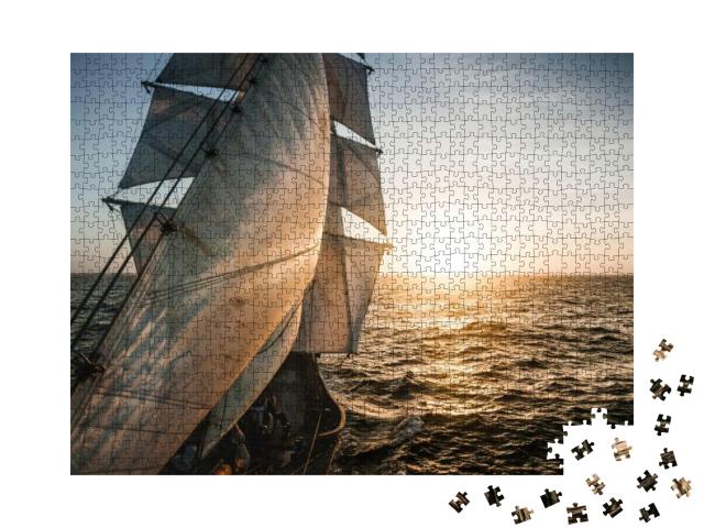 Puzzle 1000 Teile „Alte Großsegel im abendlichen Gegenlicht“