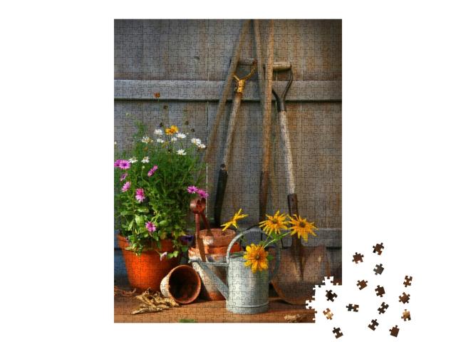 Puzzle 1000 Teile „Gartenhäuschen mit Werkzeugen und Blumentöpfen“