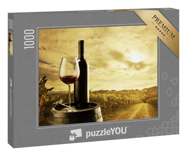 Puzzle 1000 Teile „Rotweinflasche und Weinglas auf einem Holzfass im Weinberg“