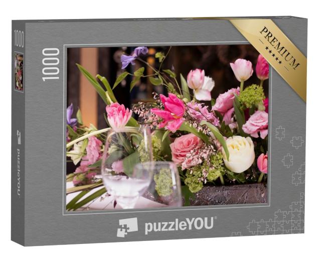 Puzzle 1000 Teile „Gesteck aus rosafarbenen Blumen mit Blättern auf dem Tisch“