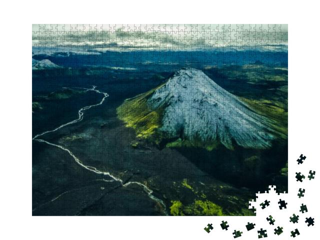 Puzzle 1000 Teile „Luftbild eines Flusses in der Nähe eines schneebedeckten Vulkans in Island“