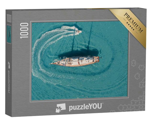 Puzzle 1000 Teile „Vogelperspektive: Motorboot, kreisend um eine verankerte Segelyacht“
